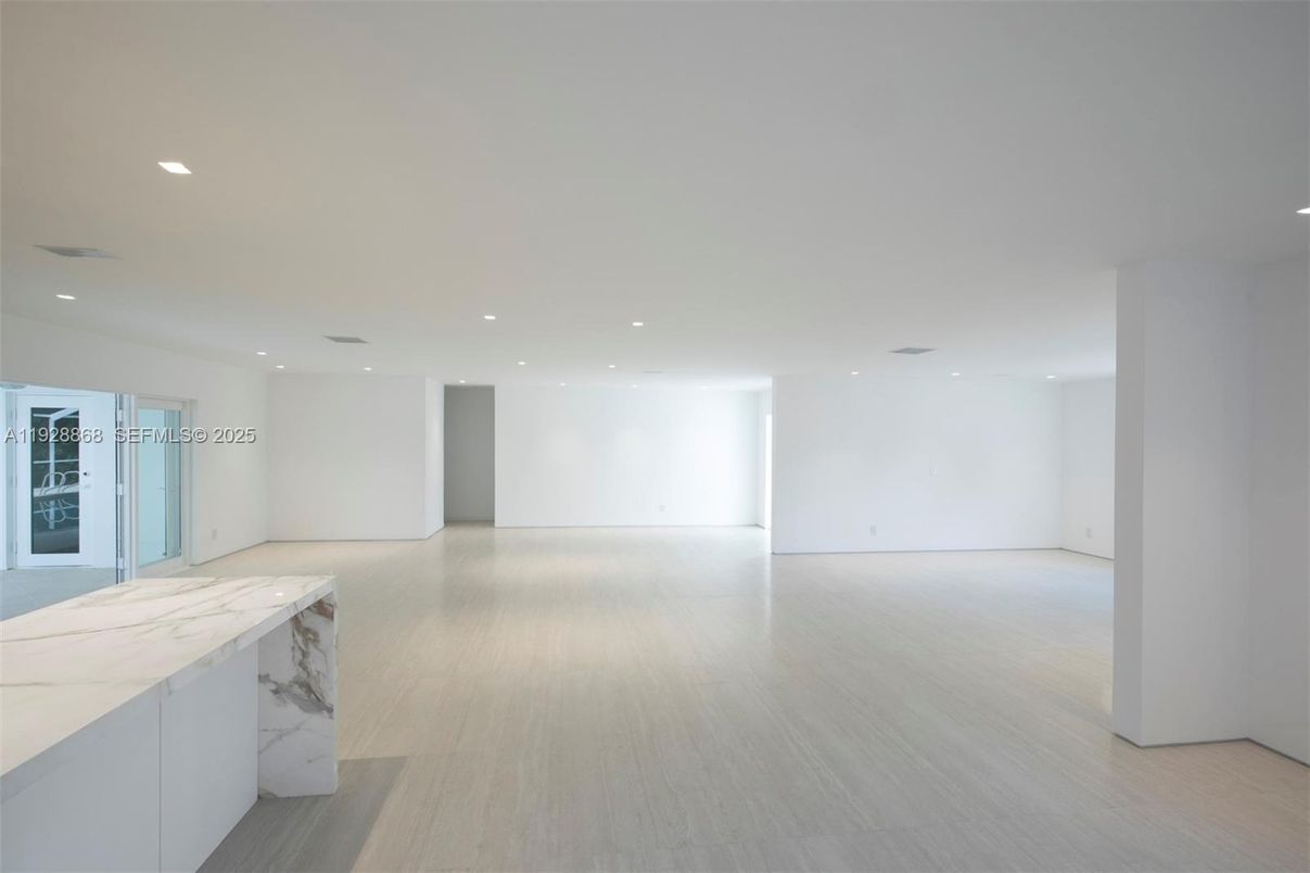 Empty room, Interior, Recessed Lighting