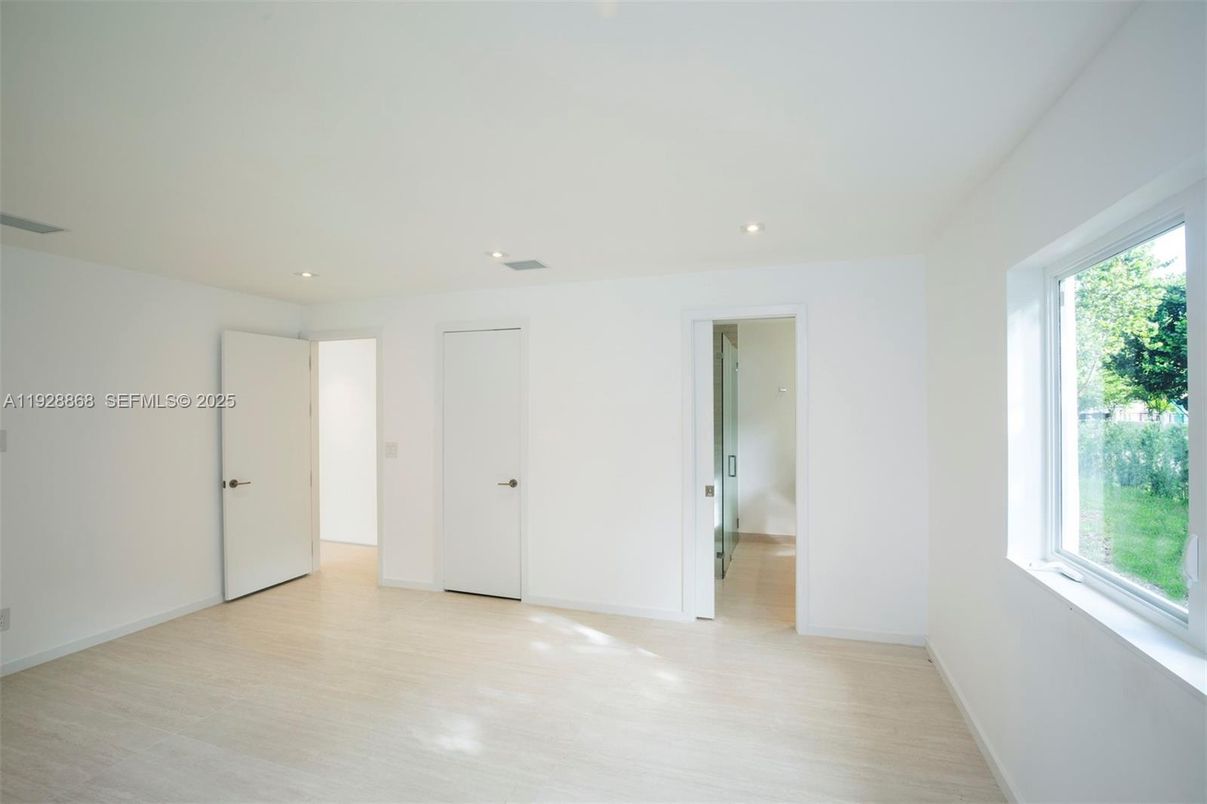 Empty room, Interior, Recessed Lighting
