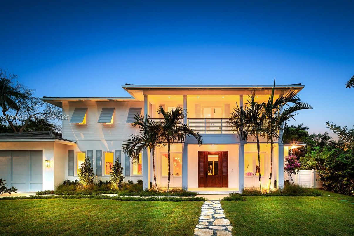 Backyard, Exterior, Facade, Modern