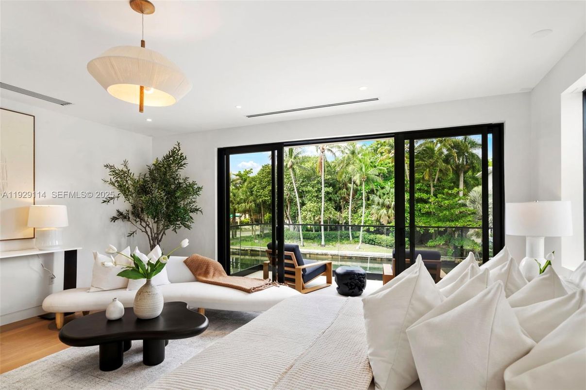 Interior, Living room, Pendant Lights, Recessed Lighting, Wood Texture Flooring
