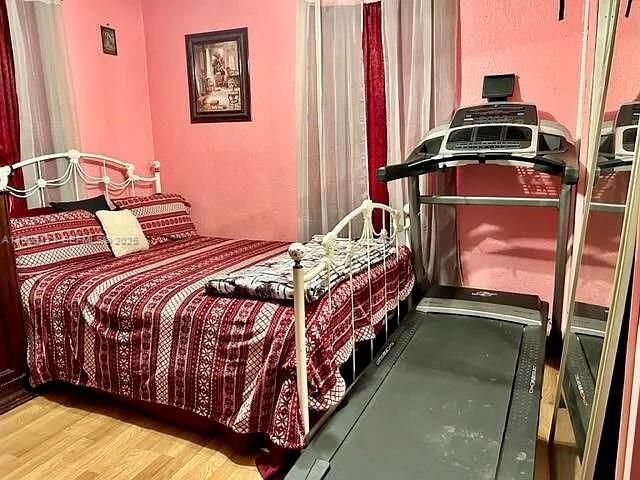 Bedroom, Fitness Equipment, Interior, Wood Texture Flooring