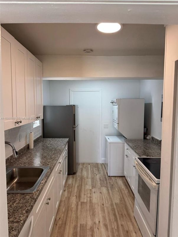 Interior, Kitchen, Recessed Lighting, Washer, Wood Texture Flooring