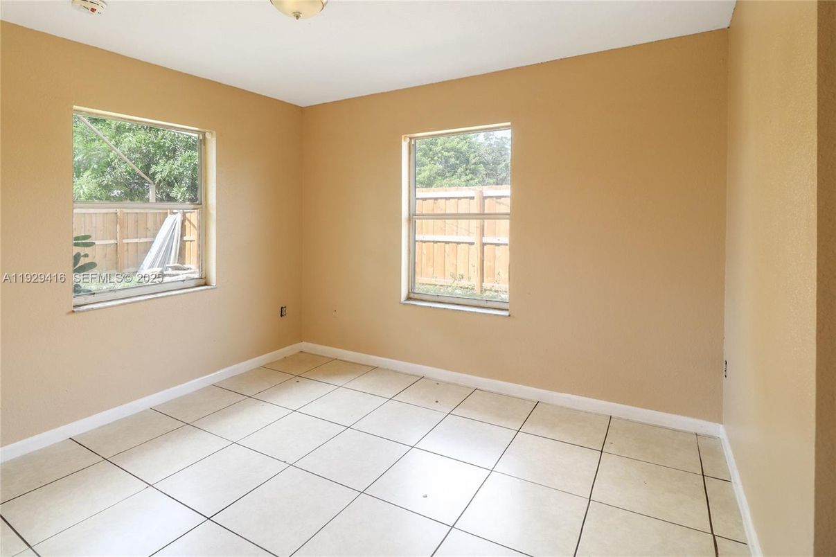 Empty room, Interior