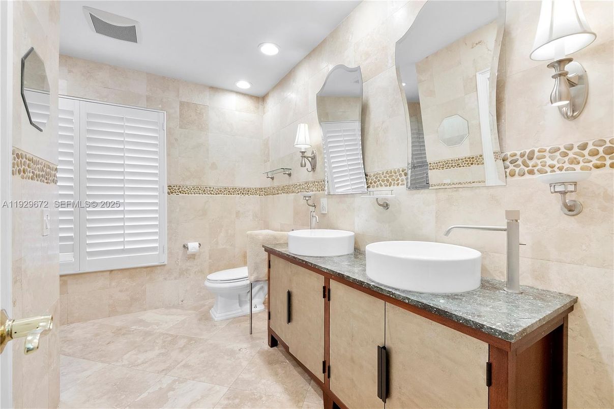 Bathroom, Dual Sink Vanities, Interior, Recessed Lighting