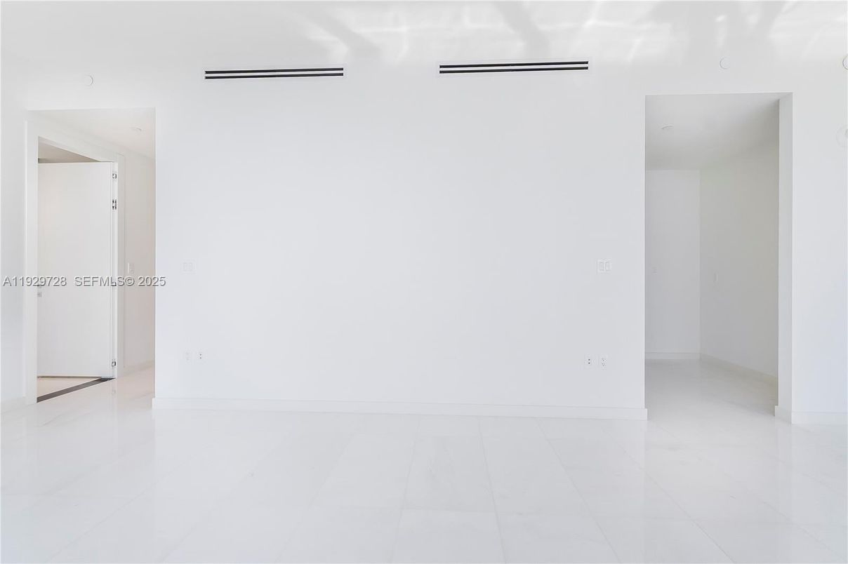 Empty room, Interior