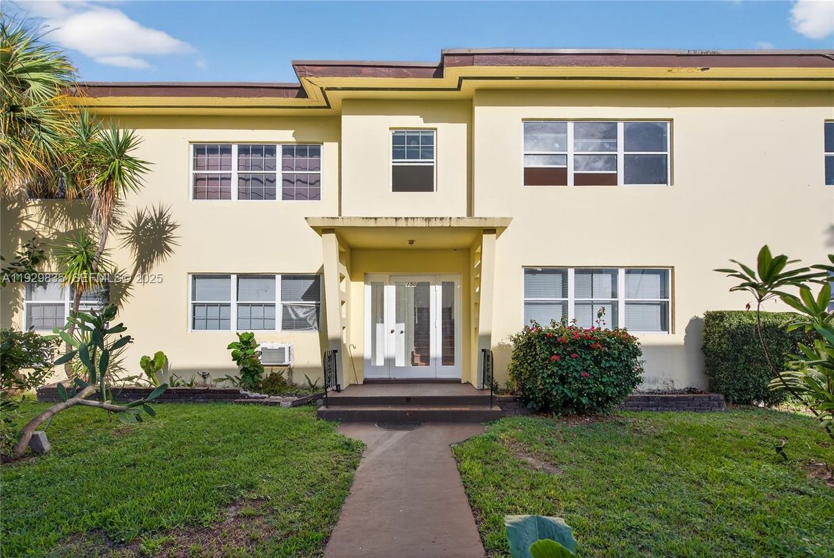 Exterior, Facade, Modern