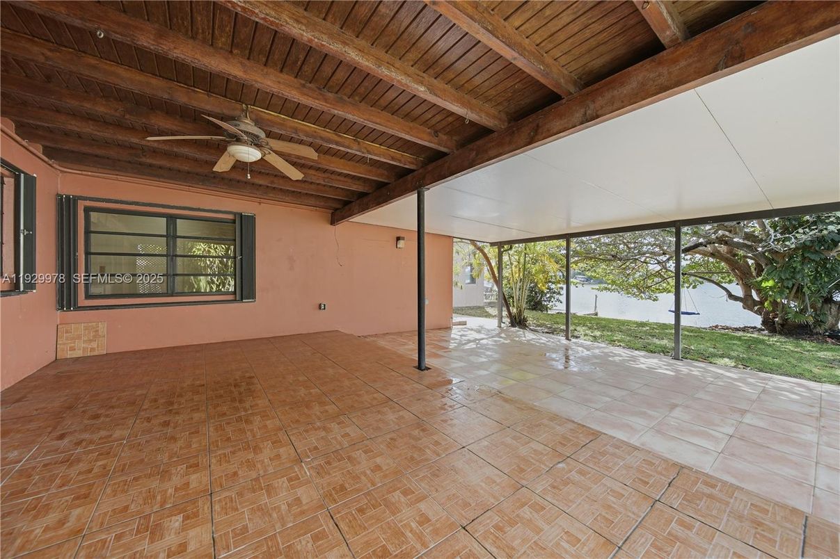 Empty room, Interior, Sun Room, Wooden Beams, Wooden Ceilings