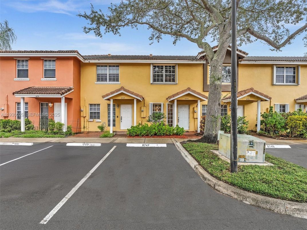 Exterior, Facade, Mediterranean