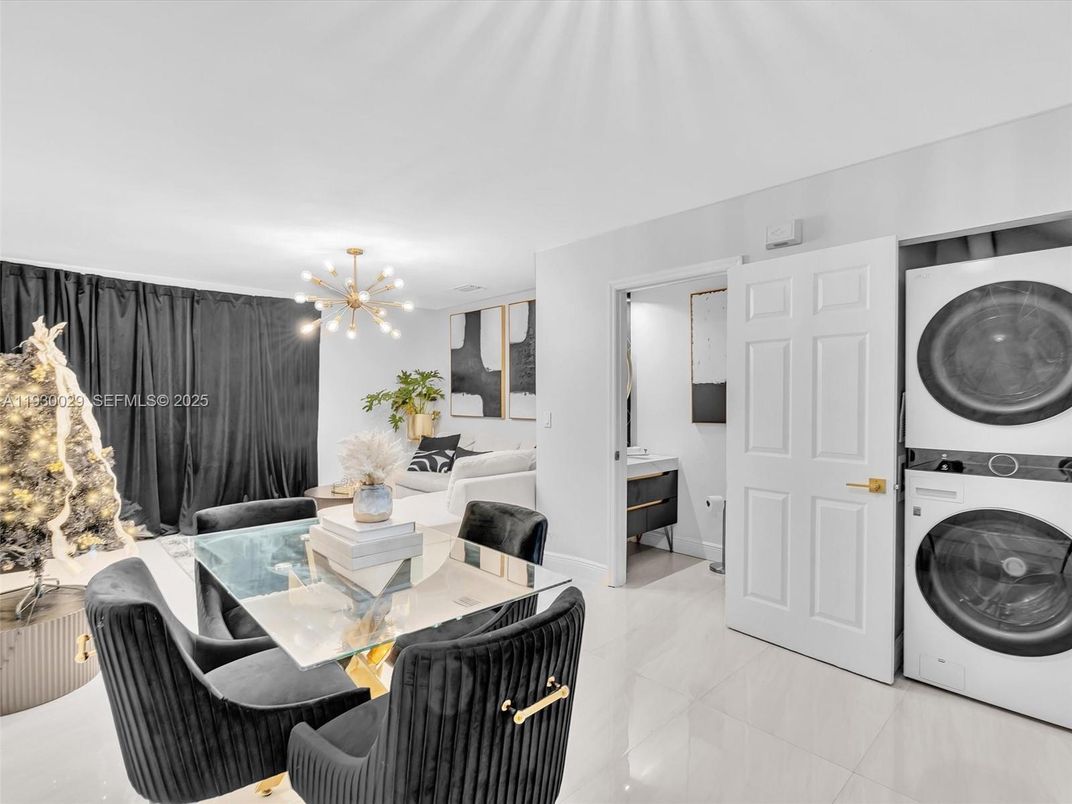 Dining room, Interior, Living room, Pendant Lights, Washer