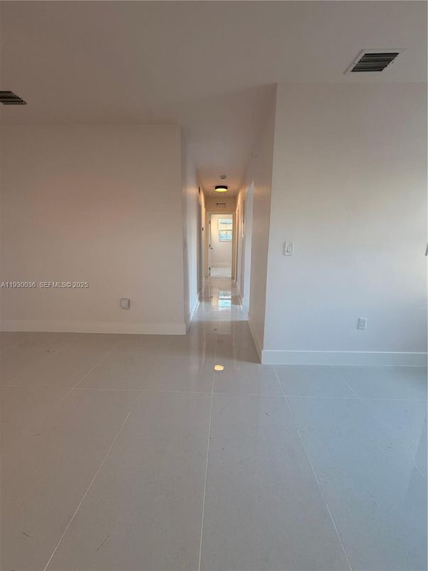 Empty room, Interior