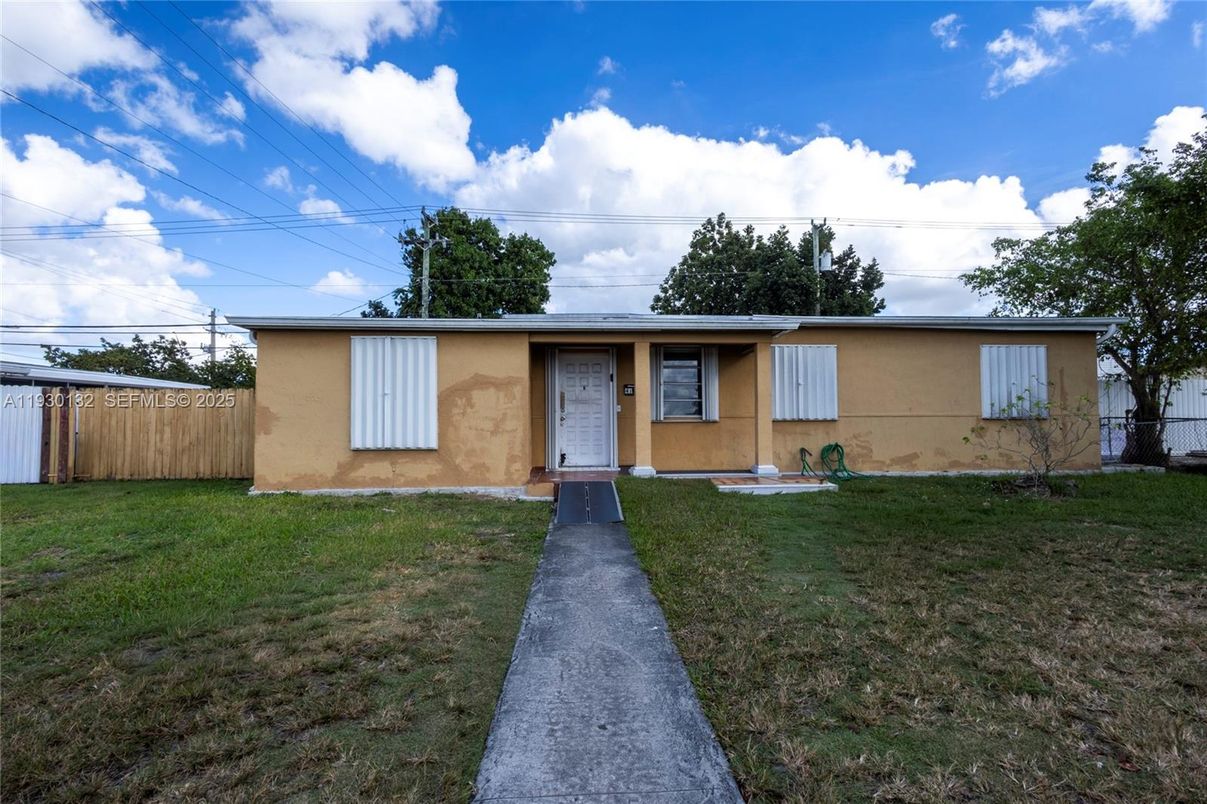 Backyard, Exterior, Facade, Ranch