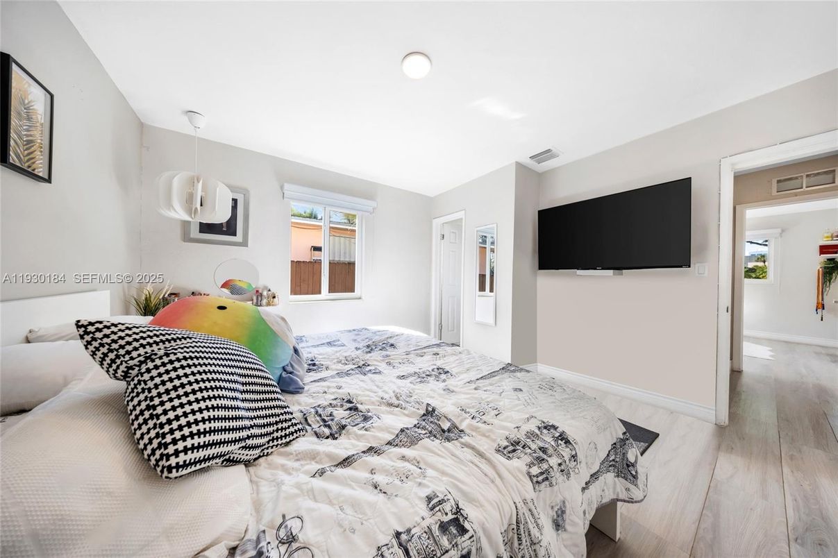 Bedroom, Interior, Pendant Lights, Wood Texture Flooring