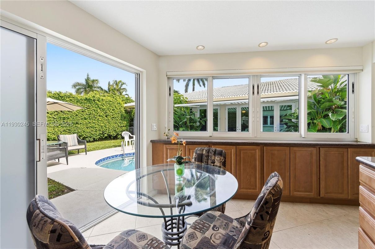 Dining room, Interior, Pool, Recessed Lighting