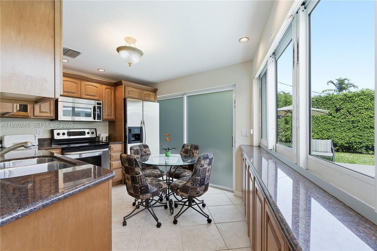Dining room, Interior, Kitchen, Recessed Lighting, Stainless Steel Appliances