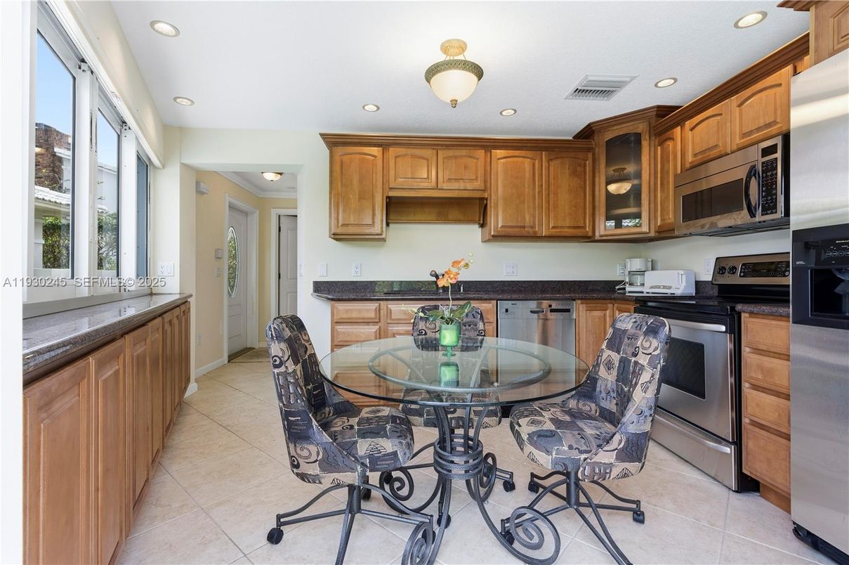 Dining room, Interior, Kitchen, Recessed Lighting, Stainless Steel Appliances