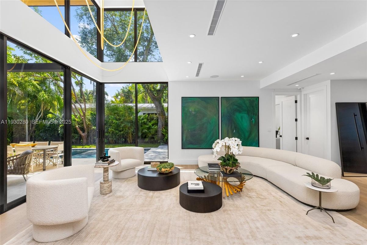 Interior, Living room, Recessed Lighting, Sun Room, Wood Texture Flooring