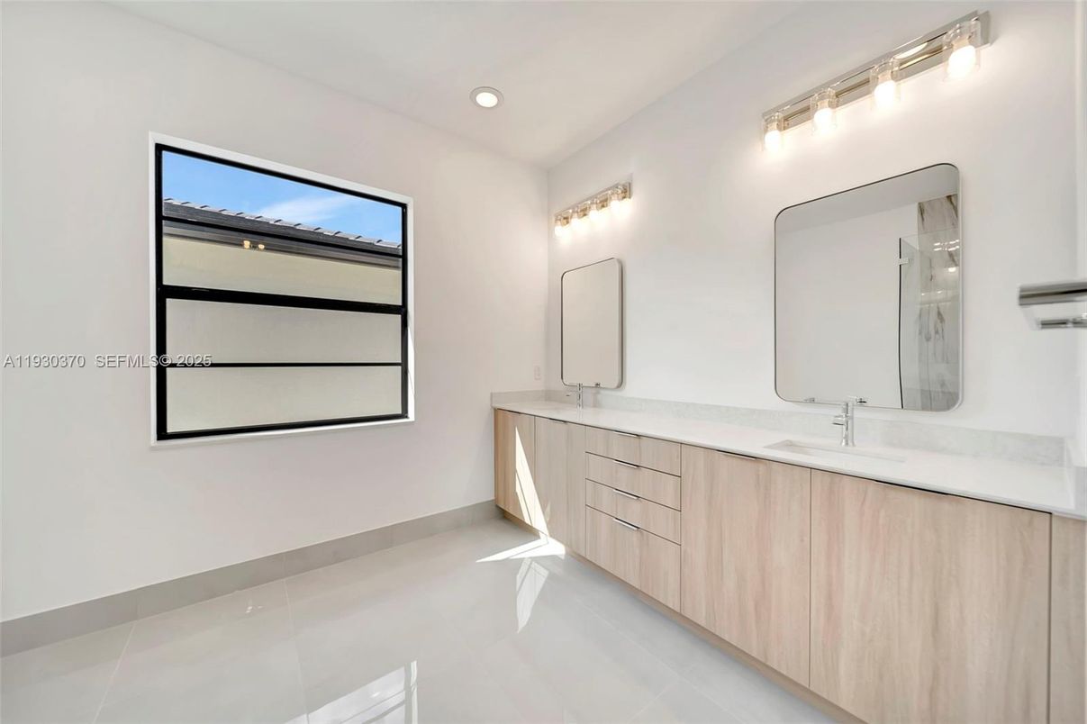 Bathroom, Dual Sink Vanities, Interior, Recessed Lighting