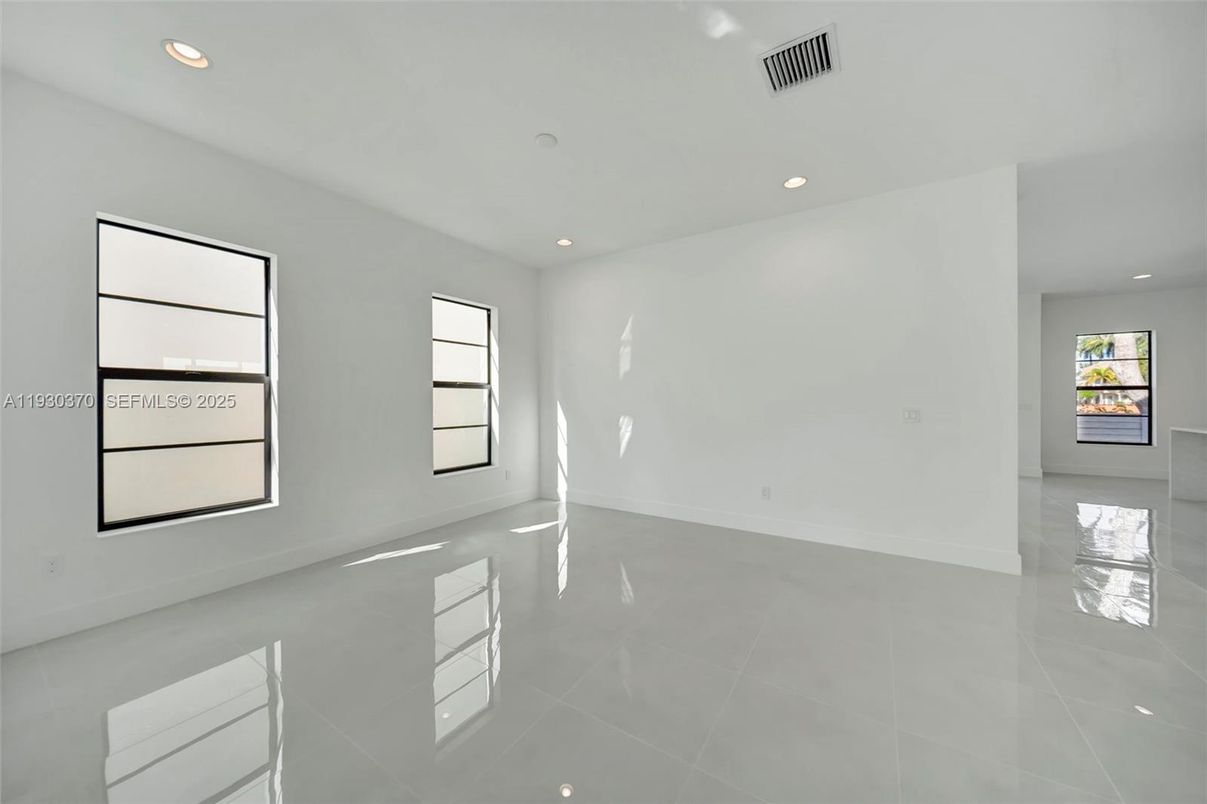 Empty room, Interior, Recessed Lighting