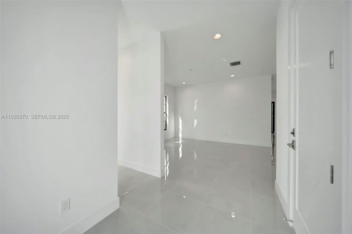 Empty room, Interior, Recessed Lighting