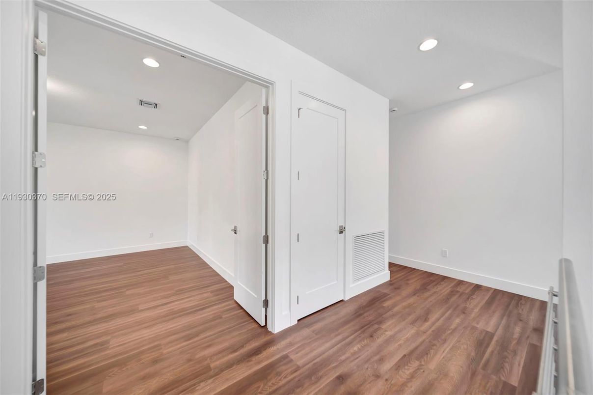 Empty room, Interior, Recessed Lighting, Wood Texture Flooring