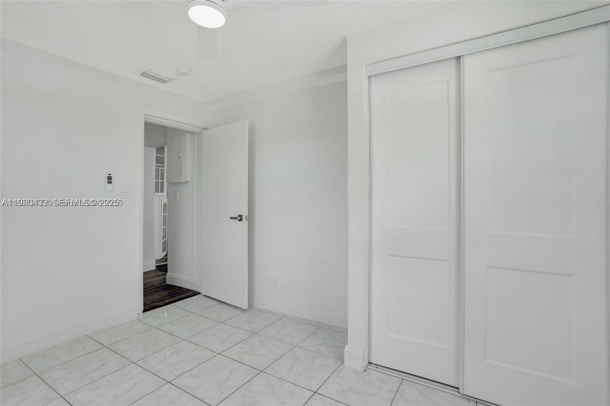 Empty room, Interior