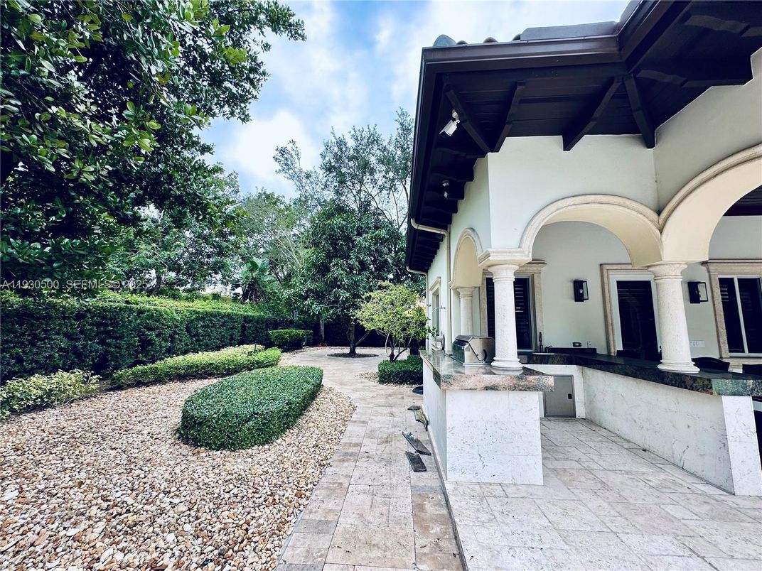 Exterior, Outdoor Kitchen