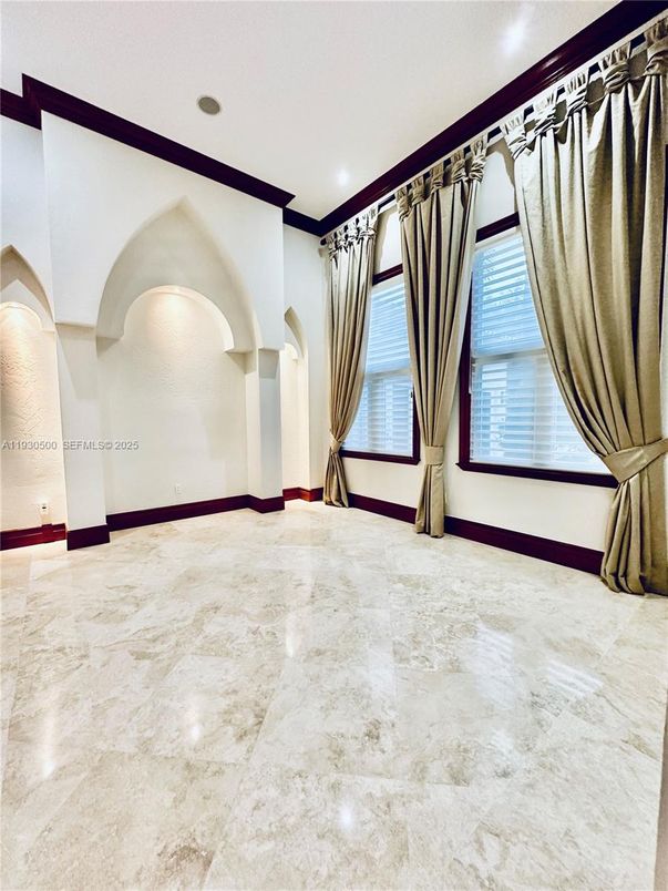 Empty room, Interior