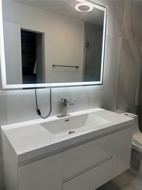 Bathroom, Dual Sink Vanities, Interior