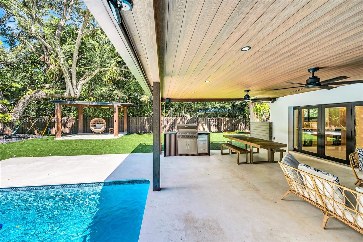 Exterior, Outdoor Kitchen, Pool