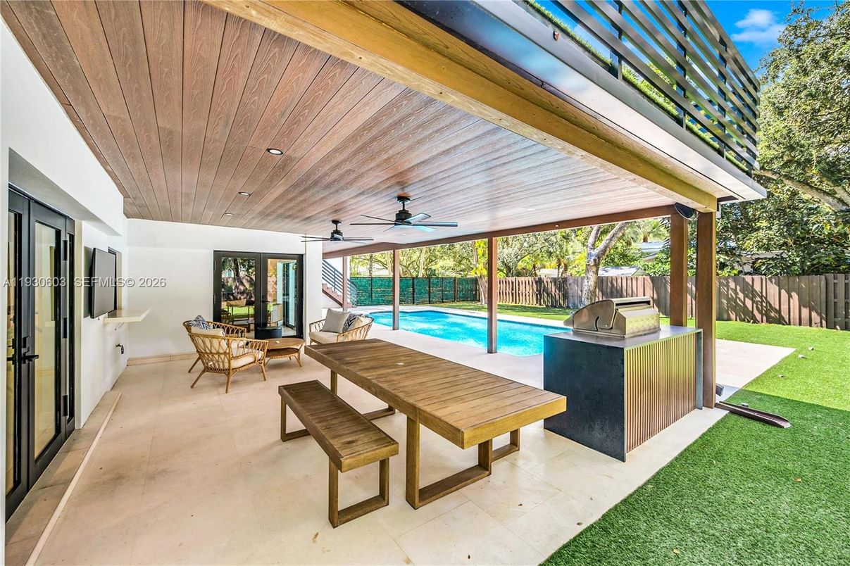 Exterior, Outdoor Kitchen, Pool