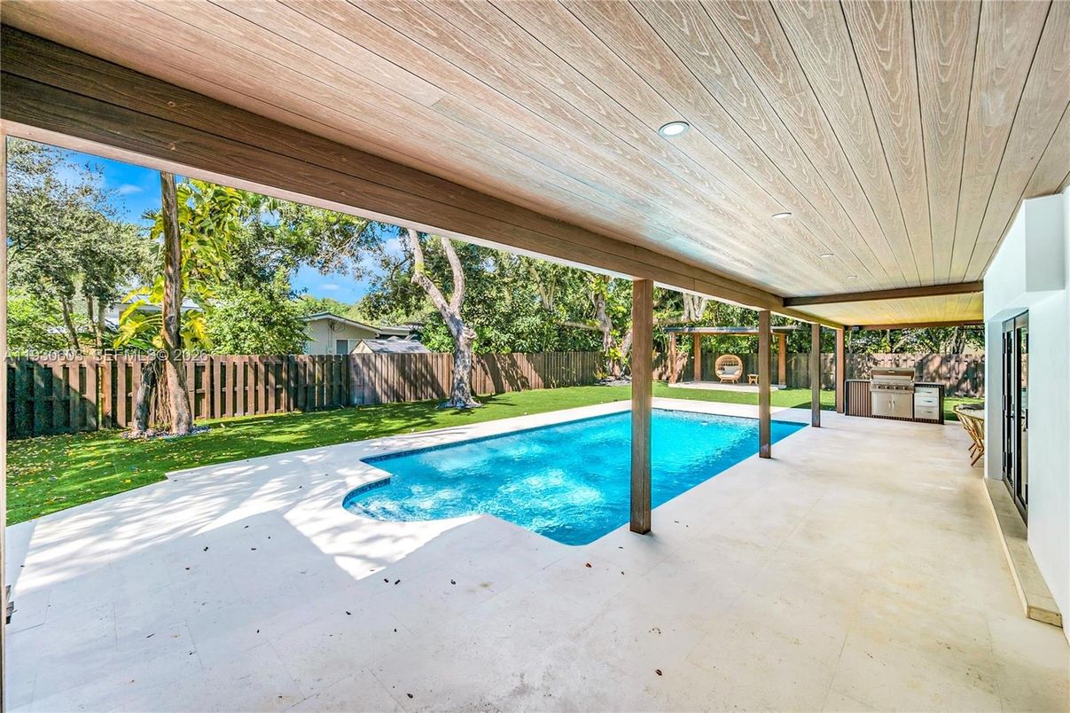 Exterior, Outdoor Kitchen, Pool