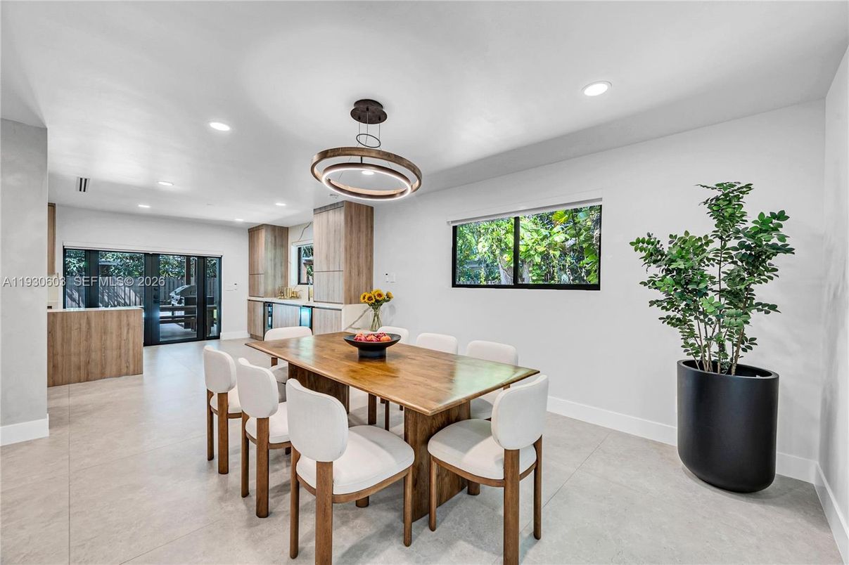 Dining room, Interior, Pendant Lights, Recessed Lighting