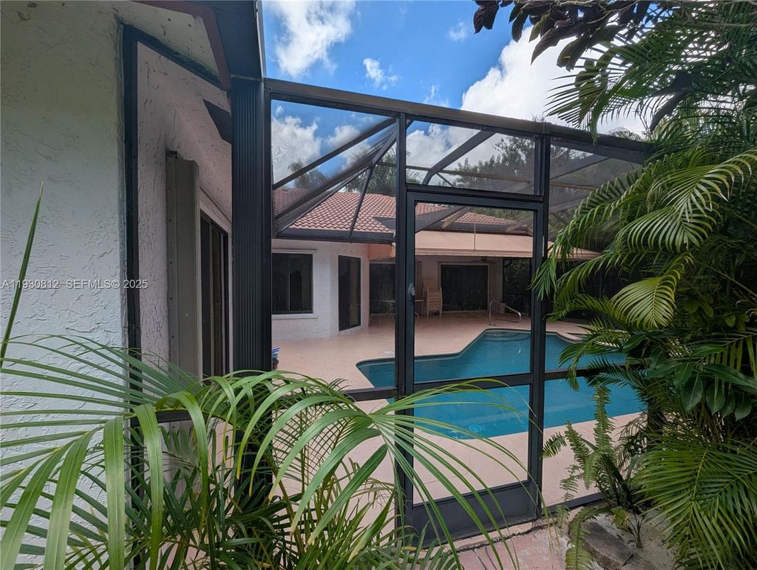 Interior, Pool, Sun Room