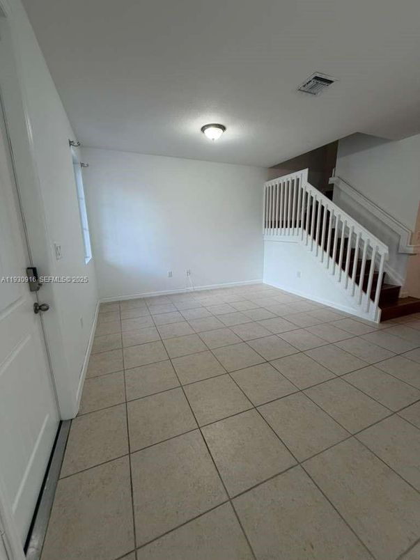 Empty room, Interior