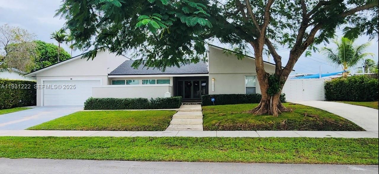 Attached, Exterior, Facade, Ranch