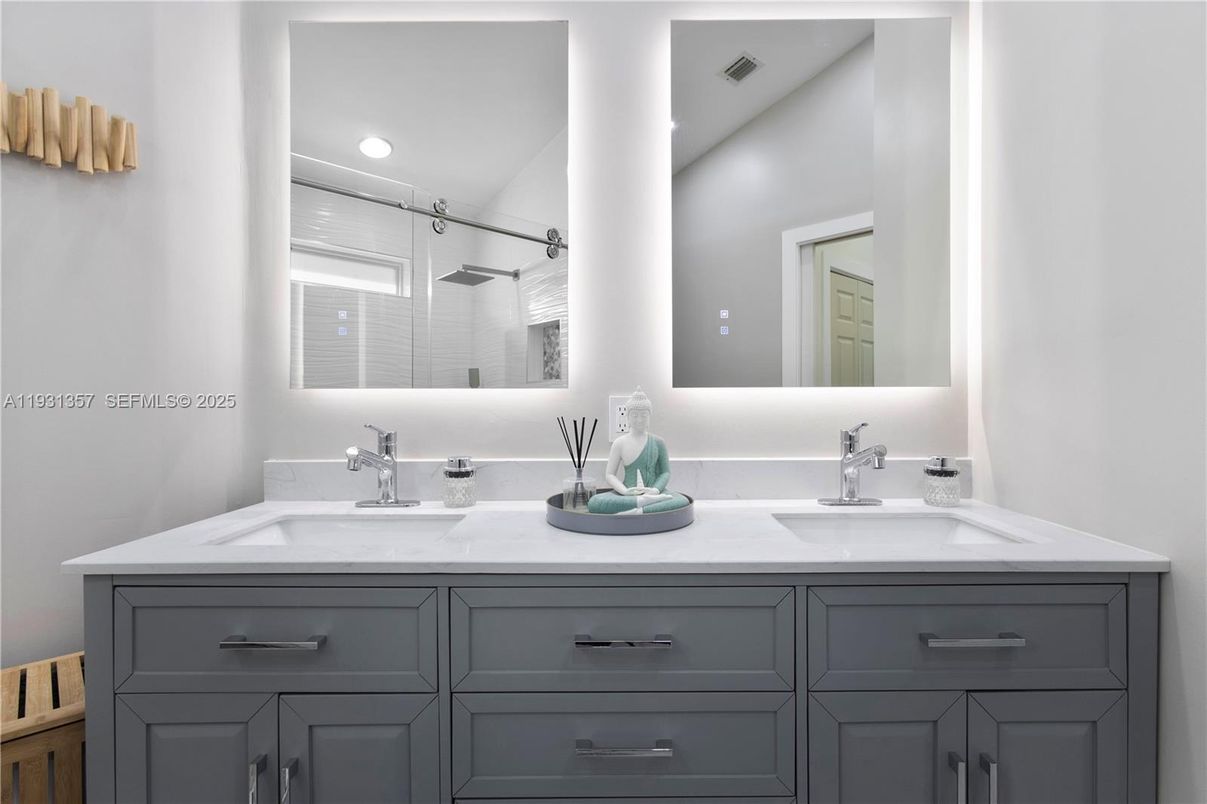 Bathroom, Dual Sink Vanities, Interior, Recessed Lighting