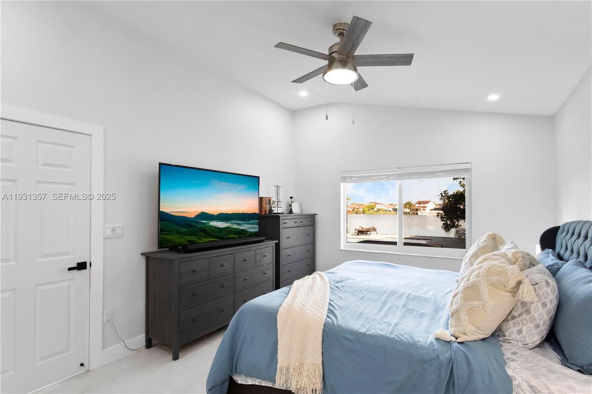 Bedroom, Interior, Recessed Lighting, Water