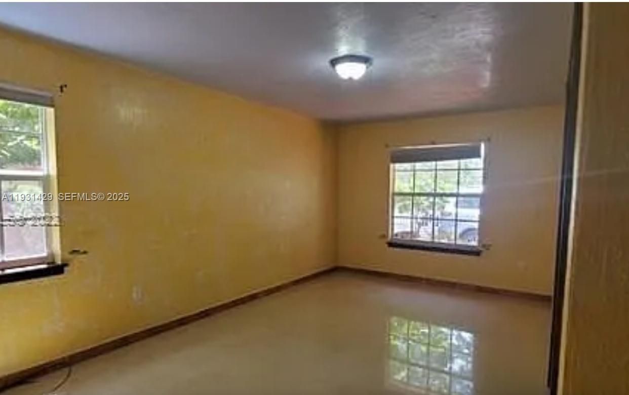 Empty room, Interior