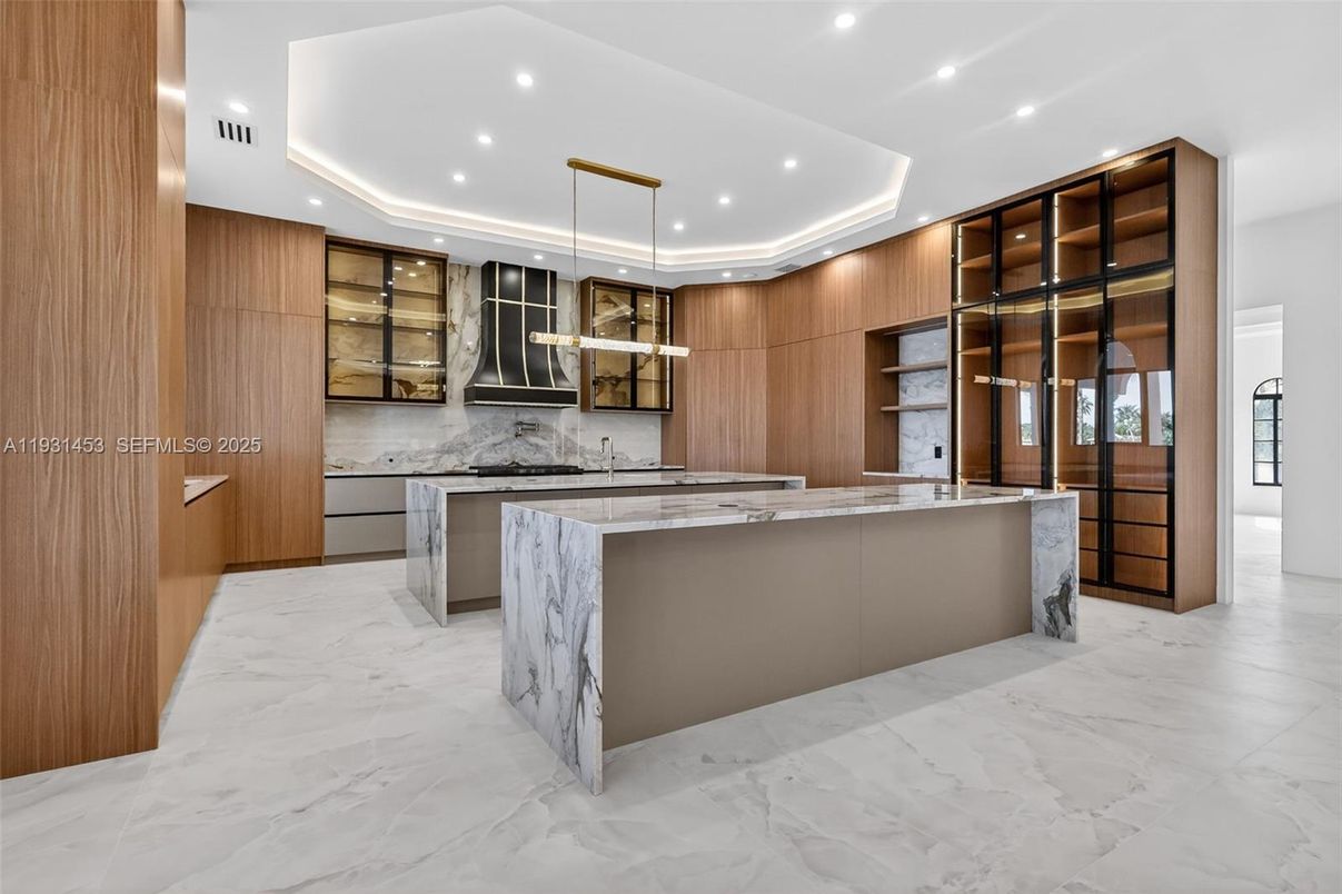 Dining room, Interior, Kitchen, Living room, Marble, Pendant Lights, Recessed Lighting