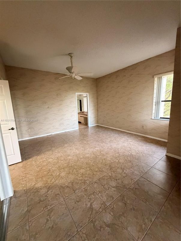 Empty room, Interior