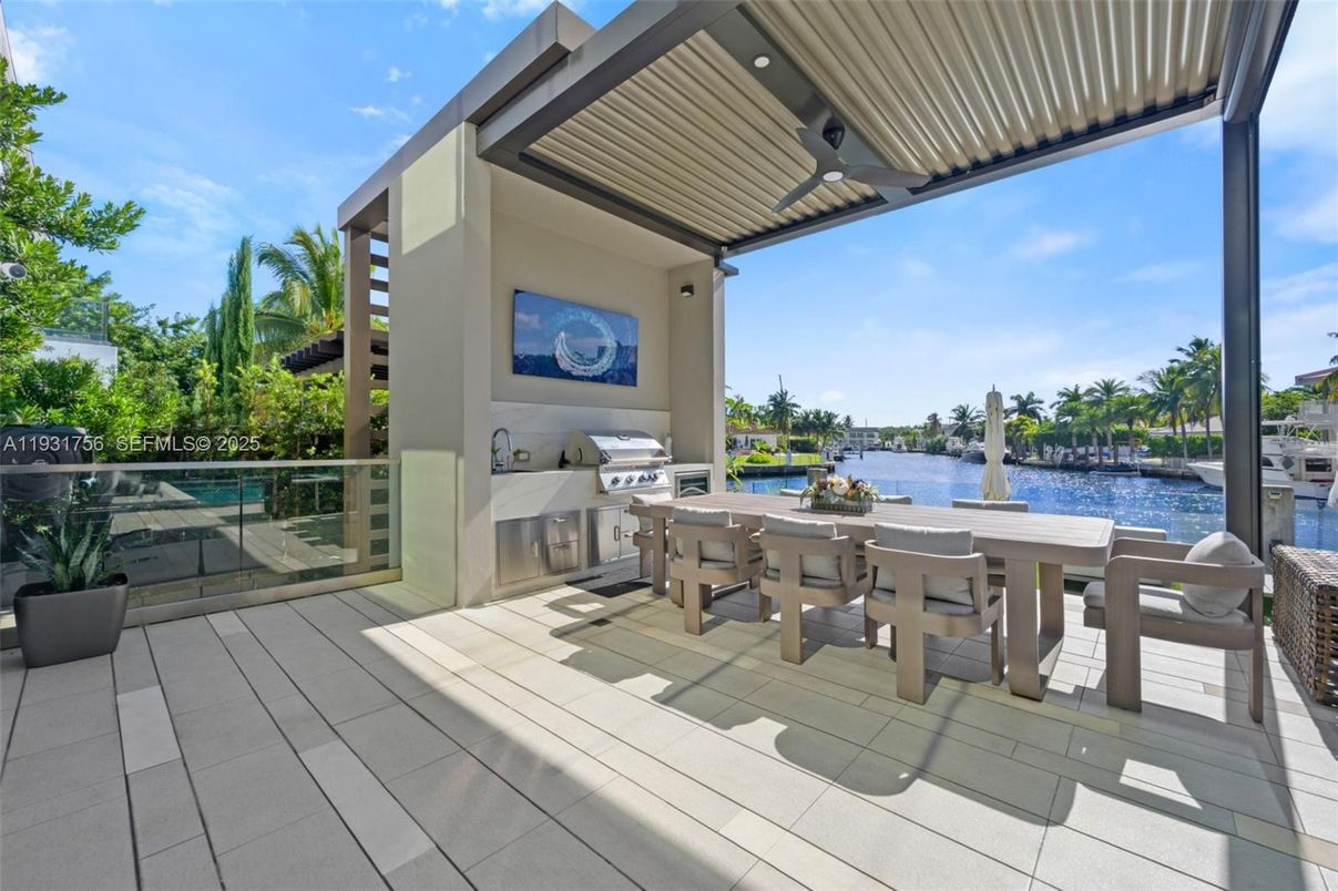 Exterior, Outdoor Kitchen, Water