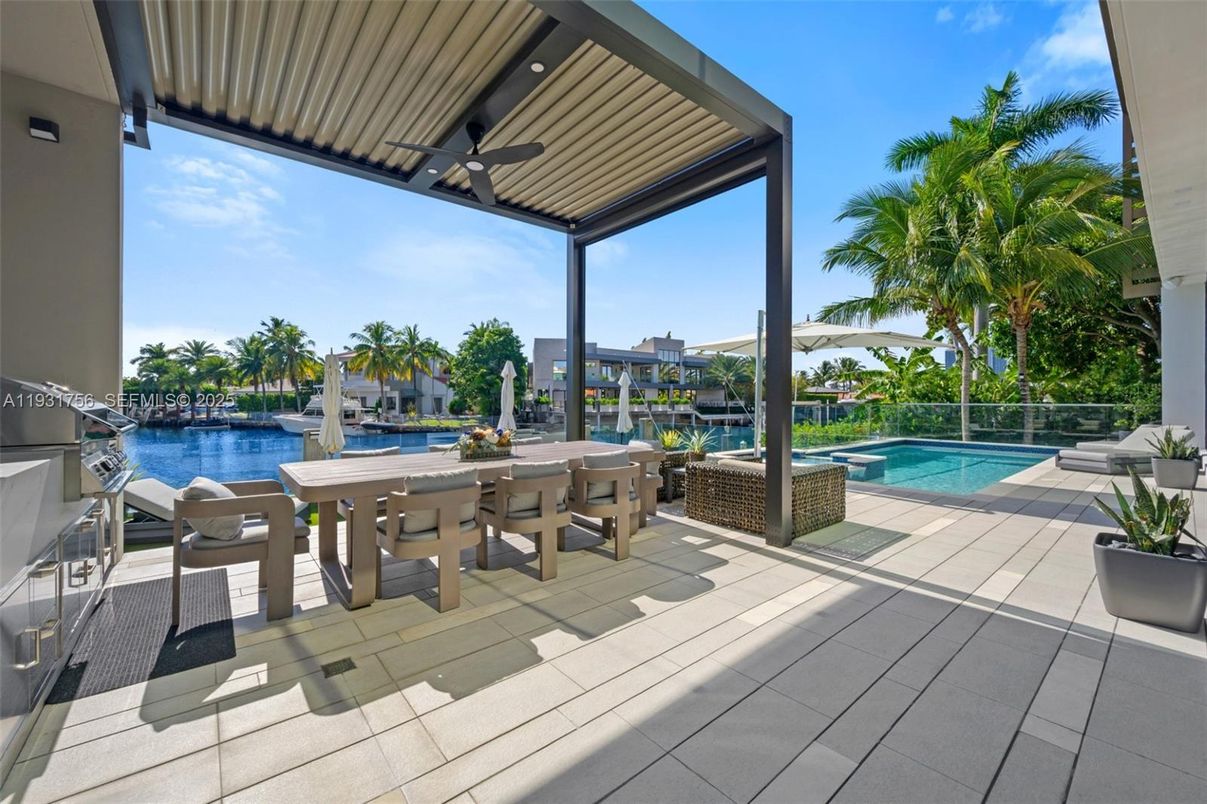 Exterior, Pool, Water