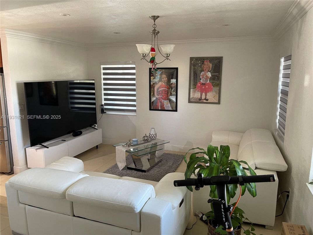 Chandelier, Interior, Living room