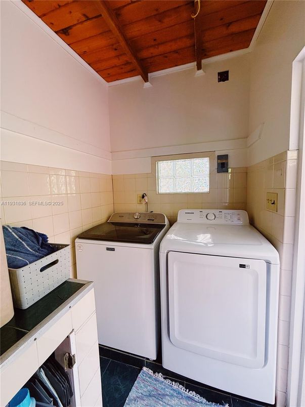 Interior, Washer, Wooden Beams, Wooden Ceilings