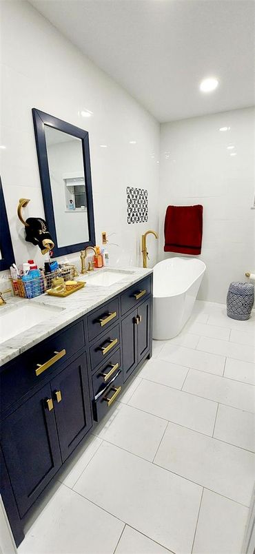 Bathroom, Dual Sink Vanities, Free Standing Baths, Interior, Recessed Lighting