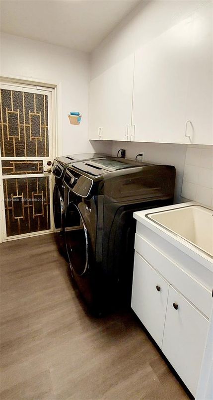 Interior, Washer, Wood Texture Flooring
