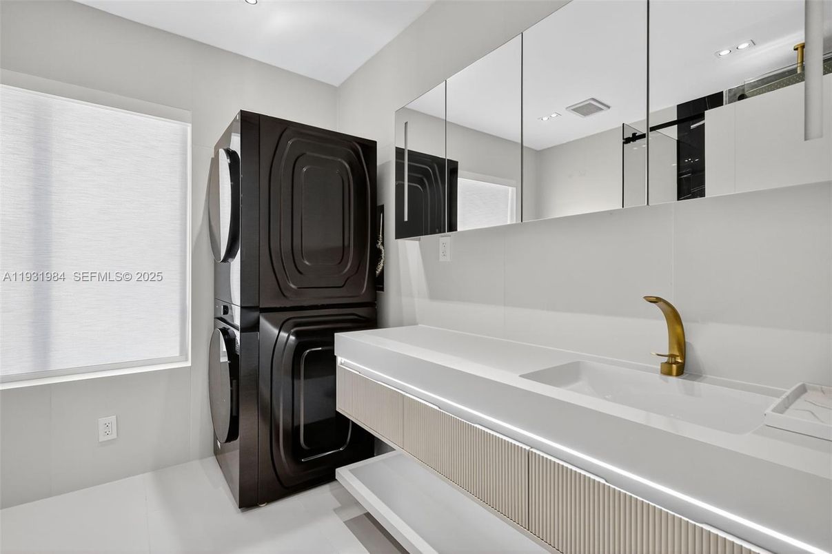 Bathroom, Interior, Recessed Lighting, Washer