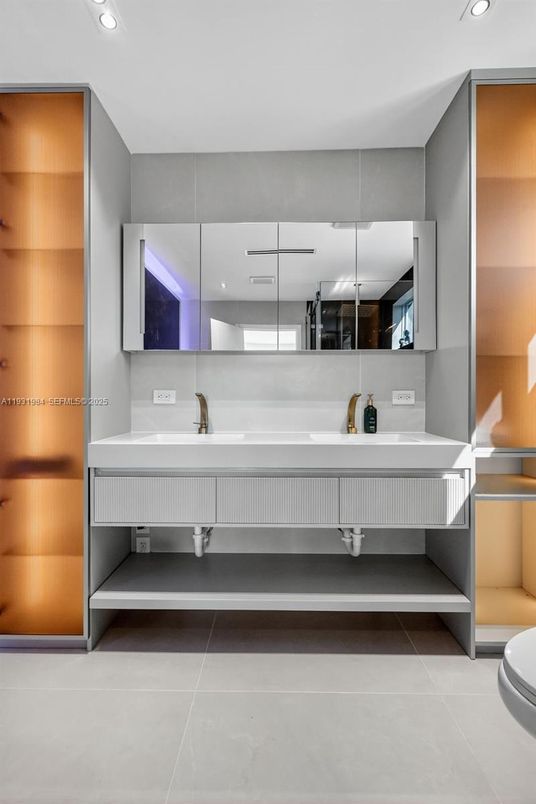 Bathroom, Dual Sink Vanities, Interior, Recessed Lighting