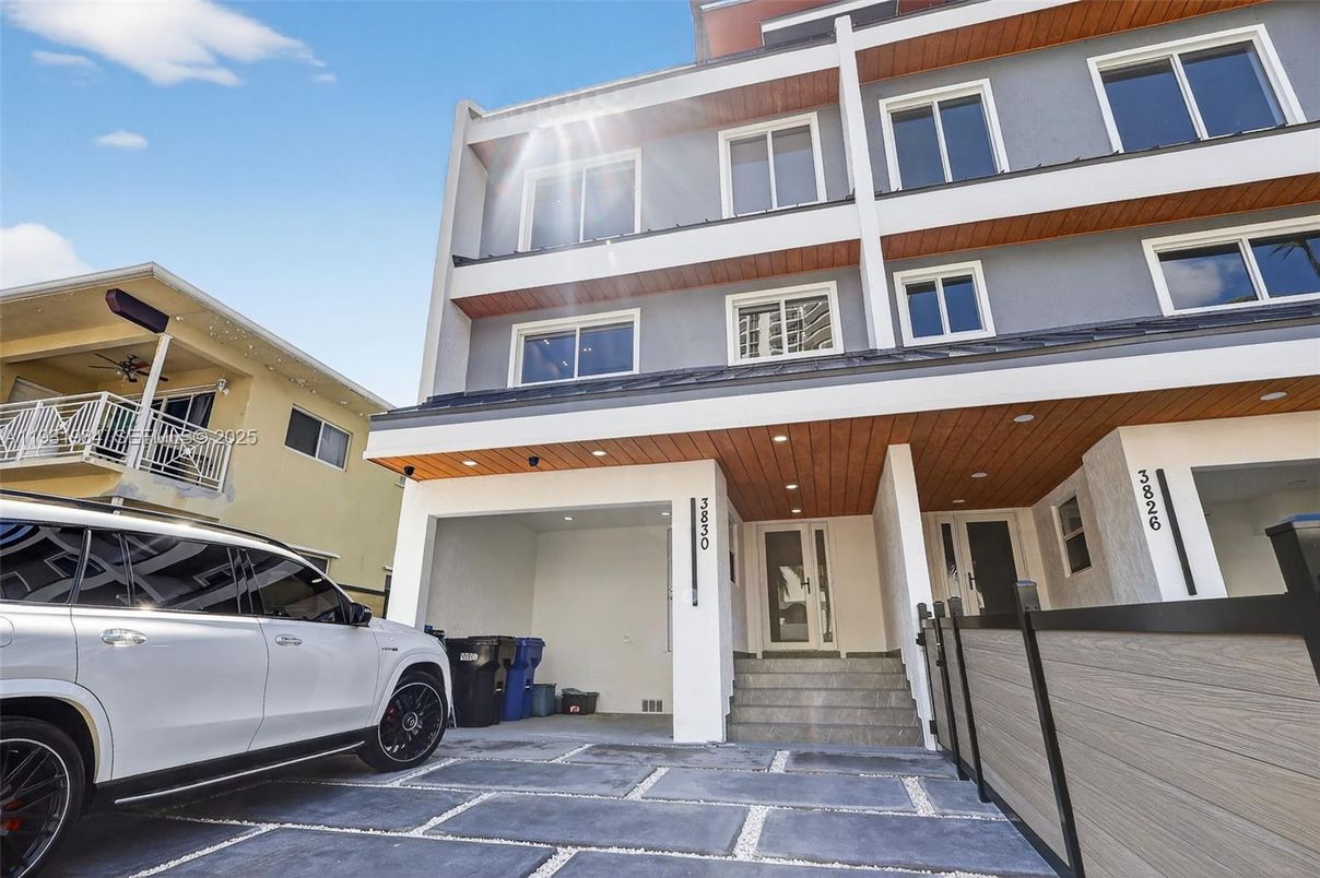 Exterior, Facade, Rowhouse