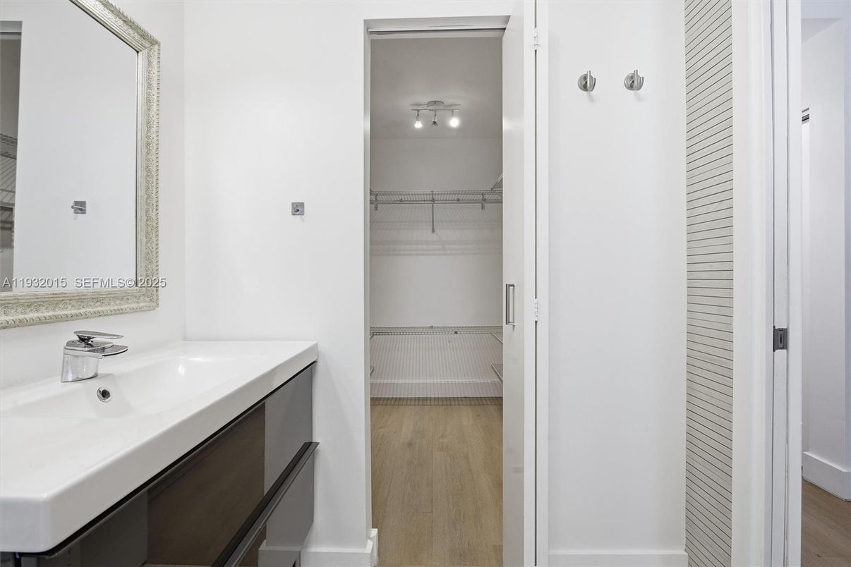 Bathroom, Interior, Walk-in Closets, Wood Texture Flooring